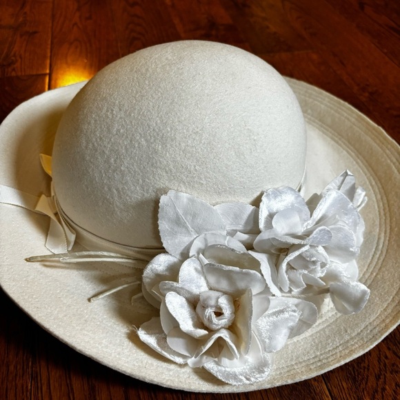 Creamy white brimmed dressy  hat. Floral accent. 100% wool. Made in England - Picture 6 of 11